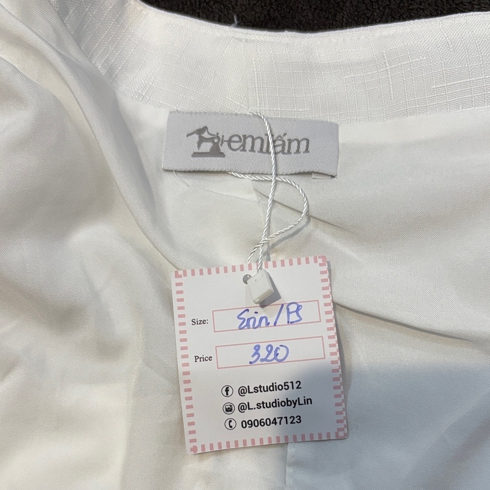 Elegant White Buttoned Women's Crop Top - Picture 2 of 4